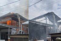Kolase foto rumah saat terbakar dan setelah padam di Pekon Gunung Sugih, Kecamatan Balik Bukit, Kabupaten Lampung Barat, pada Kamis siang, 10 April 2025 | Dok. Istimewa.