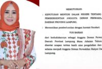 Kolase foto Yus Bariah semasa menjadi Ketua PKK Lampung Timur dan surat pemberhentiannya sebagai Anggota DPRD Lampung | Dok. Istimewa.
