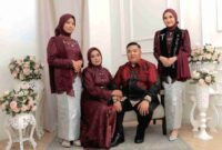 Dyah Cahya Prameswari saat foto bersama keluarganya usai wisuda kedokteran Unila | 