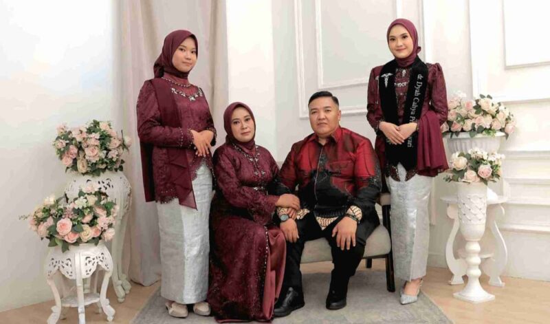 Dyah Cahya Prameswari saat foto bersama keluarganya usai wisuda kedokteran Unila |