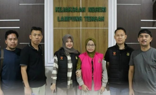 Tersangka Endang Pristiwati yang telah mengganti identitas menjadi Widyastuti saat digelandang oleh Kejari Lampung Tengah | Dok. Kejari Lampung Tengah.