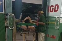 Korban Maryati saat hendak dirujuk ke RSUD Abdul Moeloek Bandar Lampung, Selasa 13 Mei 2025 malam | Dok. Ist.