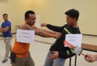 Agus Sadewo saat memperagakan 22 adegan penusukan hingga menewaskan Suryadi di Pasar Bandar Agung, Lampung Tengah |