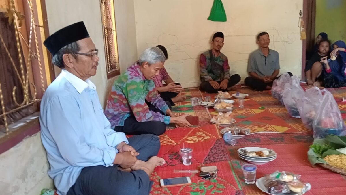 Kasi PHU Kemenag Pringsewu, Muhammad Haikal Ahra saat memimpin takziah.