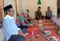 Kasi PHU Kemenag Pringsewu, Muhammad Haikal Ahra saat memimpin takziah.