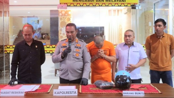 Tersangka GR saat dihadirkan dalam konferensi pers yang digelar Polresta Bandar Lampung |