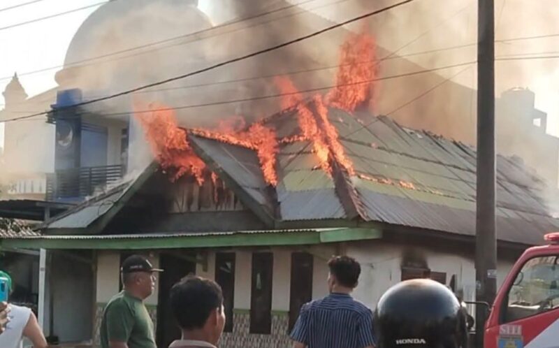 Kebakaran rumah di Pasar Ulu 1, Kelurahan Pasar Kota, Pesisir Tengah, Pesisir Barat, Rabu 7 Mei 2025 | Dok. Ist.