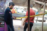 Polisi saat melakukan identifikasi TKP dan memasang garis polisi di lokasi penusukan Suryadi di Pasar Gunung Agung, Terusan Nunyai, Lampung Tengah, Sabtu 17 Mei 2025 | Dok. Ist.
