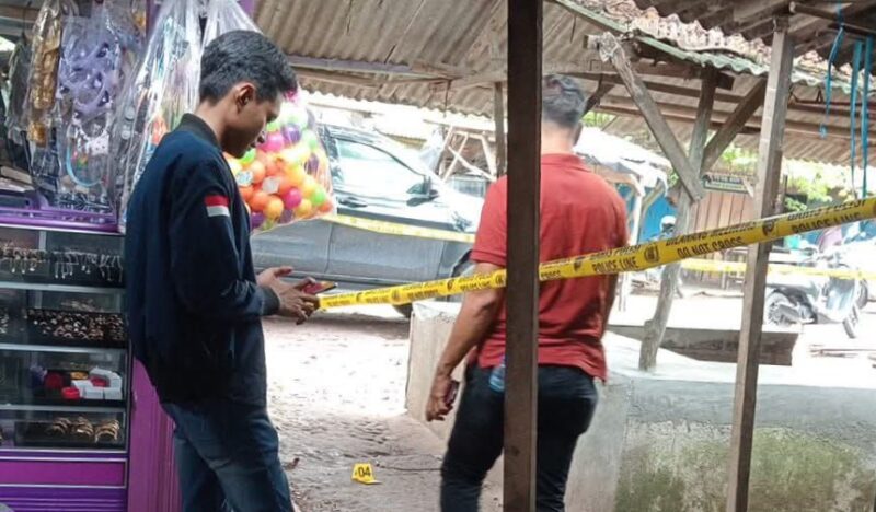Polisi saat melakukan identifikasi TKP dan memasang garis polisi di lokasi penusukan Suryadi di Pasar Gunung Agung, Terusan Nunyai, Lampung Tengah, Sabtu 17 Mei 2025 | Dok. Ist.