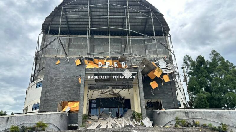 Pemandangan Gedung DPRD Pesawaran Paska Ambruknya Ornamen Gedung, Jumat 23 Mei 2025 | Ist.