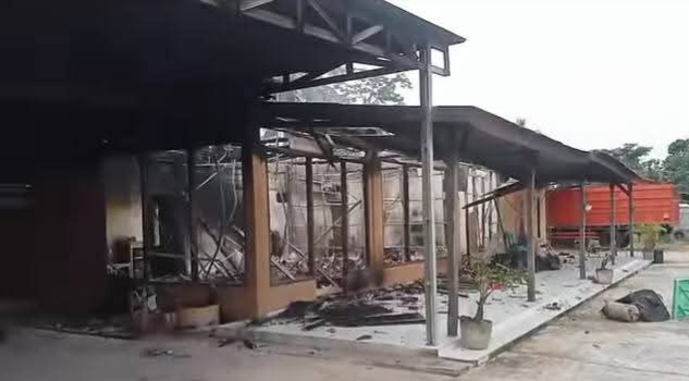 Kondisi Kepala Kampung Gunung Agung, Sukardi yang dibakar massa Sabtu, 17 Mei 2025, lalu | Ist.