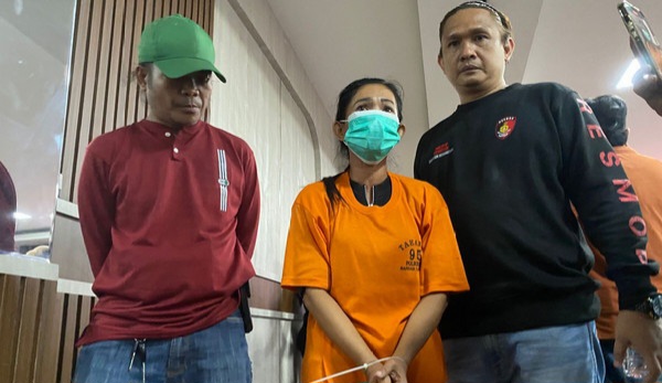 Tersangka WM saat digelandang petugas ke sel tahanan Polresta Bandar Lampung, Senin 5 Mei 2025 |