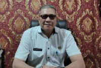 Plt. Kadis Pendidikan dan Kebudayaan Tanggamus, Rakhman Husin saat berada di ruang kerjanya |