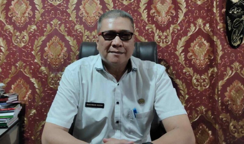 Plt. Kadis Pendidikan dan Kebudayaan Tanggamus, Rakhman Husin saat berada di ruang kerjanya |