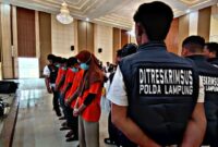 Keempat tersangka saat ditunjukan dalam konferensi pers pengungkapan pemerasan dan penipuan melibatkan Napi di Lampung, Rabu 30 April 2025 |