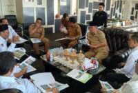 Kepala Seksi Penyelenggaraan Haji dan Umrah (PHU) Kemenag Tanggamus, Hi. Nursaad, saat menyampaikan perkembangan keberangkatan Haji kepada Bupati Tanggamus |