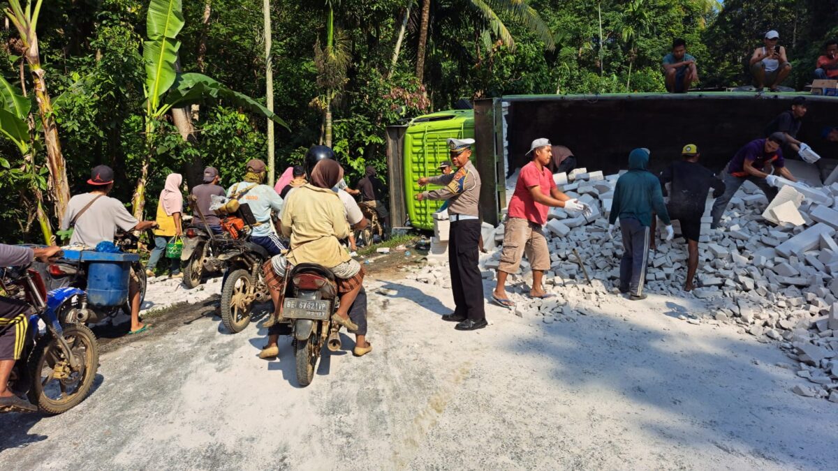 Anggota Sat Lantas Polres Tanggamus saat melakukan pengaturan lalu lintas di lokasi tergulingnya truk tronton di Sedayu, Semaka, Tanggamus, Kamis 1 April 2025 | Dok. Humas Polres Tanggamus.