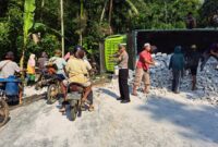 Anggota Sat Lantas Polres Tanggamus saat melakukan pengaturan lalu lintas di lokasi tergulingnya truk tronton di Sedayu, Semaka, Tanggamus, Kamis 1 April 2025 | Dok. Humas Polres Tanggamus.