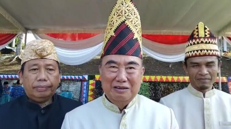 Bupati Tanggamus Moh. Saleh Asnawi memberikan keterangan pers usai menyampaikan pesan berapi-api dalam upacara Hardiknas di Lapangan Pemkab setempat, Jumat 2 Mei 2025 | Herdi/Media Prioritastv.com.