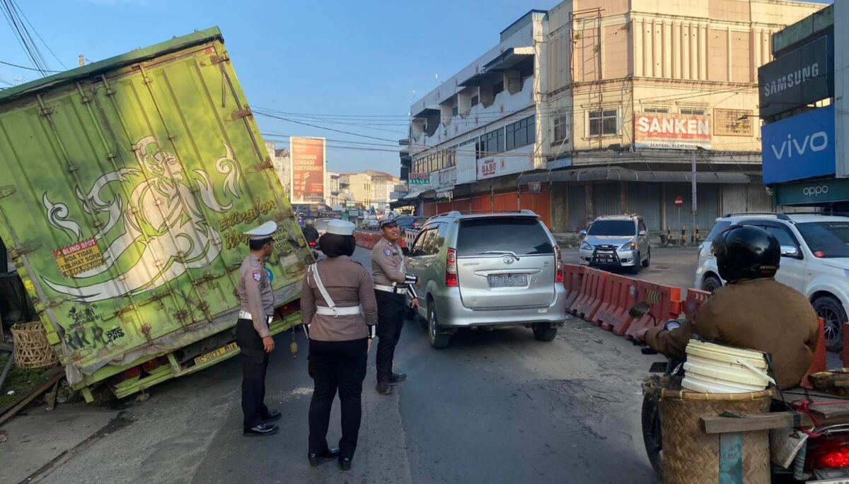 Polisi saat melakukan pengaturan lalu lintas di lokasi truk terperosok di Simpang Terminal Pringsewu, Jumat 2 Mei 2025 | Dok. Humas Polres Pringsewu.
