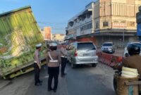 Polisi saat melakukan pengaturan lalu lintas di lokasi truk terperosok di Simpang Terminal Pringsewu, Jumat 2 Mei 2025 | Dok. Humas Polres Pringsewu.