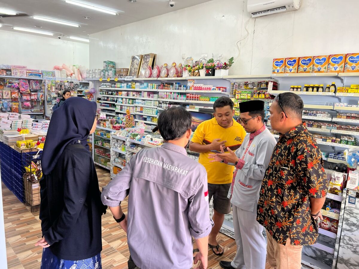 
Petugas gabungan dari Polres Kepulauan Anambas, Disperindag, dan Kemenag tengah melakukan pengecekan produk makanan di salah satu toko di Anambas untuk memastikan tidak adanya produk yang mengandung unsur babi (porcine). (Gambar Istimewa)