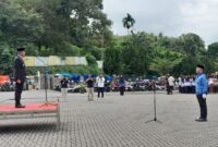 Bupati Mandailing Natal H. Saipullah Nasution saat Pimpin Upacara Hari Pendidikan Nasional di Halaman Masjid Agung Ala Nur, Desa Parbangunan, Kecamatan Panyabungan. 