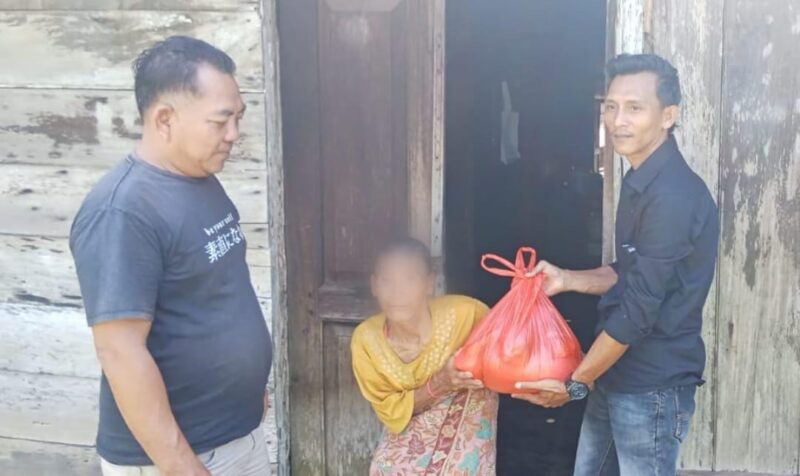Penyerahan bantuan sosial FWLB di Kecamatan Limau, Jumat 2 Mei 2025 | Dok. FWLB.