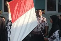 Kepala SDN 1 Kagungan, Kota Agung Timur, Tanggamus, Suparman saat memimpin penghormatan bendera dalam upacara Hardiknas, Jumat 2 Mei 2025 | Herdi/Media Prioritastv.com.