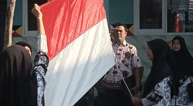 Kepala SDN 1 Kagungan, Kota Agung Timur, Tanggamus, Suparman saat memimpin penghormatan bendera dalam upacara Hardiknas, Jumat 2 Mei 2025 | Herdi/Media Prioritastv.com.