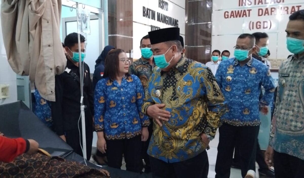 Bupati Tanggamus Moh. Saleh Asnawi saat meninjau pelaksanaan bhakti kesehatan di RSUD Batin Mangunang, Kota Agung, Jumat 2 Mei 2025 | Herdi/Media Prioritastv.com.