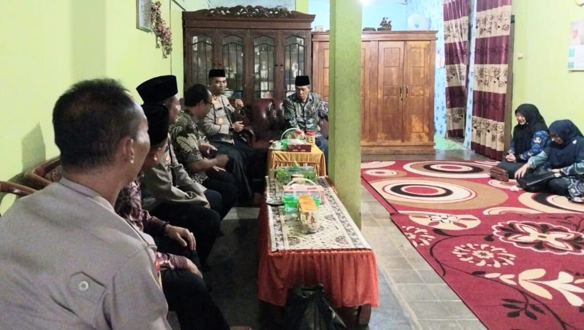 Kapolres Tanggamus AKBP Rahmad Jatmiko saat silaturahmi ke kediaman Ketua MUI Tanggamus, KH. A. Wahid Zamas, Jumat 2 Mei 2025 | Dok. Humas Polres Tanggamus.