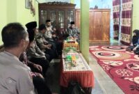 Kapolres Tanggamus AKBP Rahmad Jatmiko saat silaturahmi ke kediaman Ketua MUI Tanggamus, KH. A. Wahid Zamas, Jumat 2 Mei 2025 | Dok. Humas Polres Tanggamus.