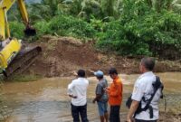 Alat berat yang diterjunkan BPBD Tanggamus di kelumbayan saat melakukan normalisasi aliran sungai di Pekon Paku, Kelumbayan | Dok. Istimewa.