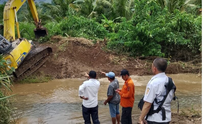 Alat berat yang diterjunkan BPBD Tanggamus di kelumbayan saat melakukan normalisasi aliran sungai di Pekon Paku, Kelumbayan | Dok. Istimewa.