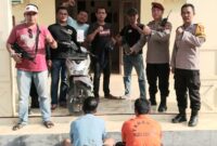 Kedua tersangka setelah ditangkap polisi berikut barang bukti sebelum dijebloskan ke sel tahanan | Dok. Humas Polres Tulang Bawang.