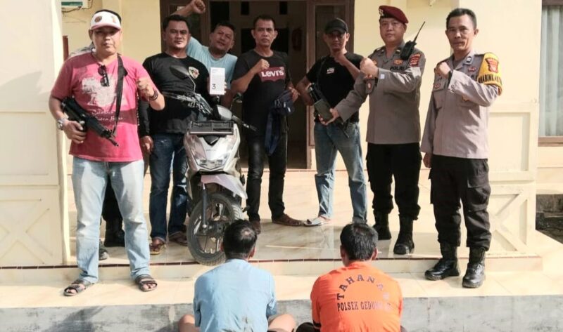 Kedua tersangka setelah ditangkap polisi berikut barang bukti sebelum dijebloskan ke sel tahanan | Dok. Humas Polres Tulang Bawang.