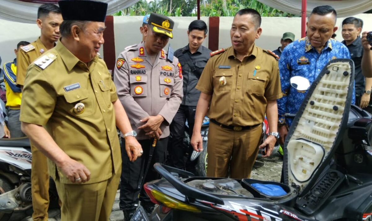 Bupati Tanggamus Moh. Saleh Asnawi saat melihat  pemeriksaan fisik kendaraan dalam rangkaian peninjauan pelayanan di Samsat Kota Agung, Senin 5 Mei 2025 | Herdi/Media Prioritastv.com.
