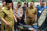 Bupati Tanggamus Moh. Saleh Asnawi saat melihat  pemeriksaan fisik kendaraan dalam rangkaian peninjauan pelayanan di Samsat Kota Agung, Senin 5 Mei 2025 | Herdi/Media Prioritastv.com.