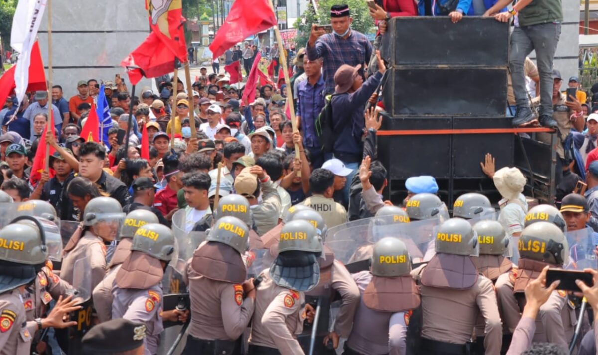 Pengamanan kepolisian dalam aksi unjuk rasa petani singkong di kantor Gubernur Lampung, Senin 5 Mei 2025 | Dok. Humas Polda Lampung.