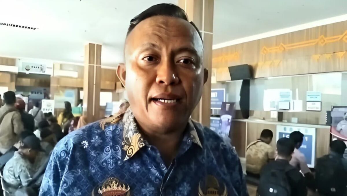 Kepala UPTD XIII Samsat Tanggamus, Gunawan saat memberikan keterangan pers usai mendampingi Bupati Tanggamus melakukan peninjauan pelayanan pemutihan, Senin 5 Mei 2025 | Herdi/Media Prioritastv.com.