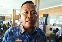 Kepala UPTD XIII Samsat Tanggamus, Gunawan saat memberikan keterangan pers usai mendampingi Bupati Tanggamus melakukan peninjauan pelayanan pemutihan, Senin 5 Mei 2025 | Herdi/Media Prioritastv.com.