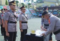 Kapolres Tanggamus AKBP Rahmad Sujatmiko saat menandatangani memory Sertijab di Lapangan Mapolres Tanggamus, Selasa 5 Mei 2025 | Dok. Humas Polres Tanggamus.
