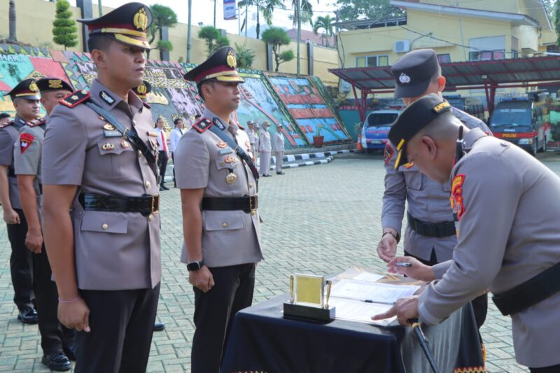 Kapolres Tanggamus AKBP Rahmad Sujatmiko saat menandatangani memory Sertijab di Lapangan Mapolres Tanggamus, Selasa 5 Mei 2025 | Dok. Humas Polres Tanggamus.