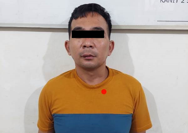 Tersangka saat diamankan polisi. (Ist)