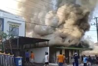 Kebakaran rumah di Pasar Ulu, yang terekam kamera warga Rabu 7 Mei 2025 | Dok. Ist.