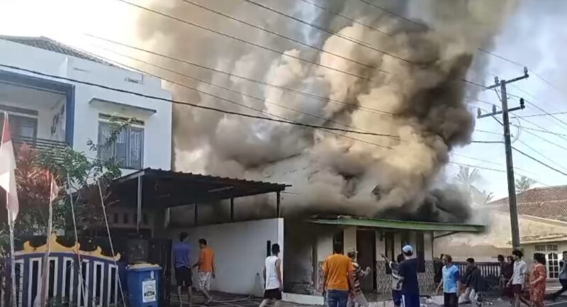 Kebakaran rumah di Pasar Ulu, yang terekam kamera warga Rabu 7 Mei 2025 | Dok. Ist.