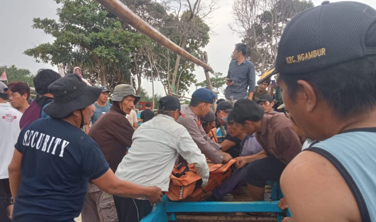 Peratin Sumberangung, Ngambur saat bersama tim SAR Gabungan melakukan evakuasi warganya yang meninggal tenggelam, Rabu 7 April 2025 | Suroso/Media Prioritastv.com.