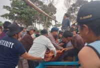 Peratin Sumberangung, Ngambur saat bersama tim SAR Gabungan melakukan evakuasi warganya yang meninggal tenggelam, Rabu 7 April 2025 | Suroso/Media Prioritastv.com.