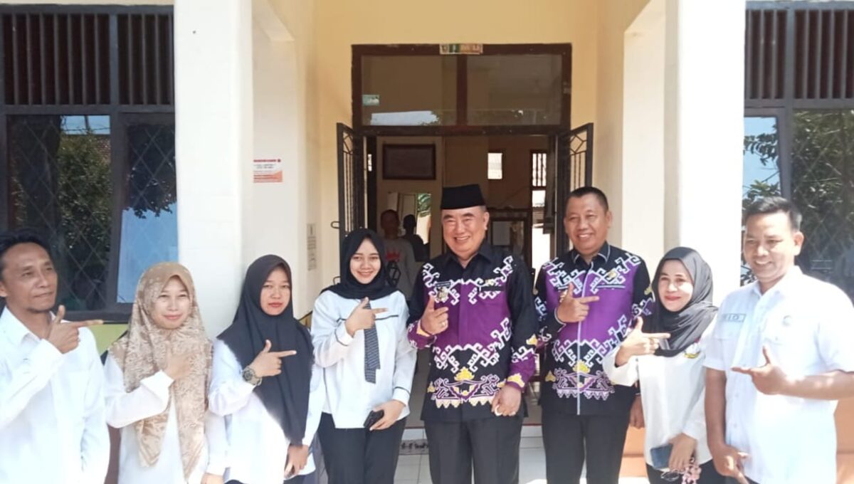 Bupati Tanggamus, Moh Saleh Asnawi saat mengunjungi kantor Kelurahan Kuripan, Kota Agung, Tanggamus, Rabu 7 Mei 2025 | Herdi/Media Prioritastv.com.